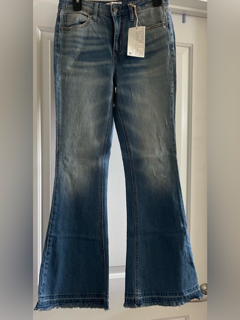 Vintage Blue Wide-Leg Flare Jeans with Frayed Hem